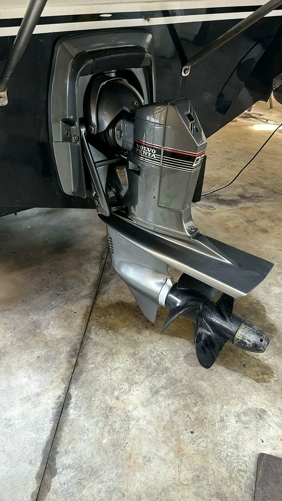 Rabeta Volvo Penta instalada sob o casco de uma embarcação, com a marca Volvo Penta visível